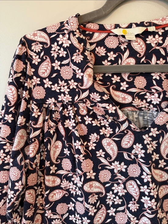 Boden Tops - Boden Navy Blouse with Paisley Floral Print size 6 cotton and tencel